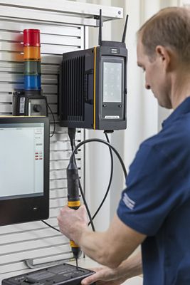 Operator using an Atlas Copco Tensor ES tool connected to a Power Focus 8 controller