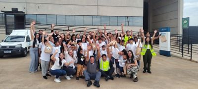 Crianças em frente ao prédio do Grupo Atlas Copco - Power Technique, em Sorocaba