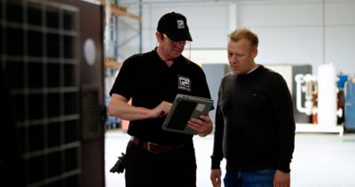 MultiAir twee mannen kijken op papier