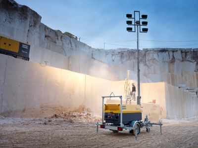 освещение стройплощадки. стройка ночью. освещение стритбольной площадки. временное освещение площадки. освещение на стройке.