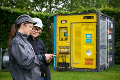 Technician using FleetLink