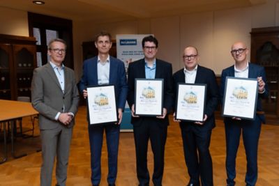Mensen ontvangen certificaat leerstoel