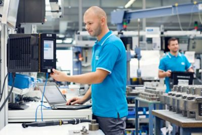 Atlas Copco can manage your entire repair cycle, whilst supporting our customers with preventive maintenance programs. Our maintenance solutions help customers optimize performance, decrease production downtime, whilst ensuring the right quality of your products.