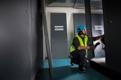 Service Technician is performing SPM measurement 