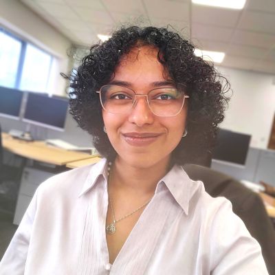  Aavelen in office setting.