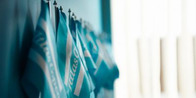 Banderas con el logotipo de Atlas Copco