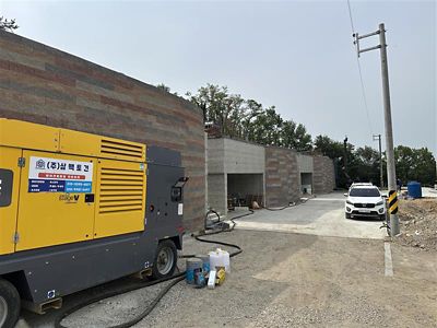 Atlas Copco X28 portable air compressor high-pressure construction in South Korea