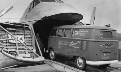 Svartvit bild från 1958 på Atlas Copco-buss som kör upp för en ramp i Adelaide i Australien