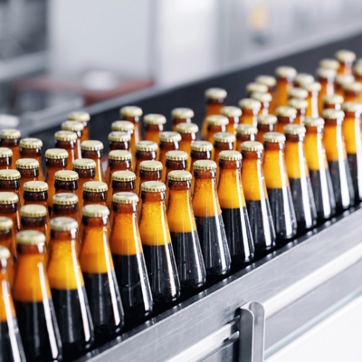 Bierflessen op een productielijn