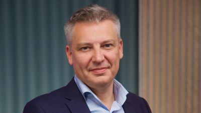 Portrait photo of Bjorn Leempoels in light blue shirt and navy blue blazer. 