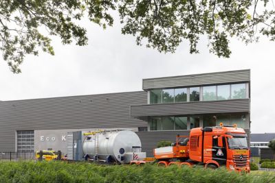 Zijaanzicht van een industriële ketel die het hoofdkantoor van Eco Steam and Heating Solutions verlaat.
