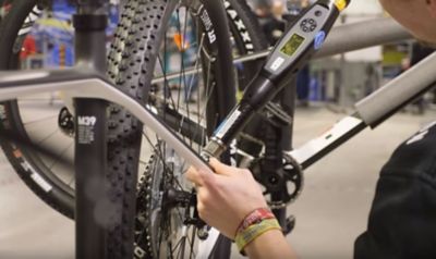 Operator working with STwrench at bike manufacturer Canyon