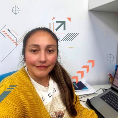 Carla Lozano vid sitt skrivbord.