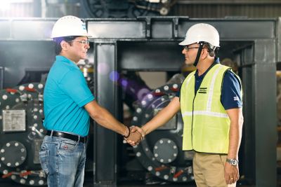 Cliente dándose la mano con un ingeniero de ventas de Atlas Copco Colombia