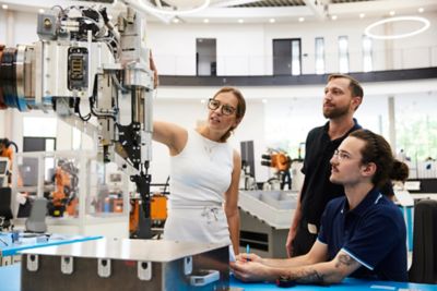 Grupp med medarbetare som tittar på K‑Flow.