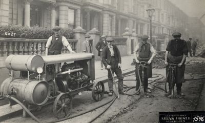 Betongspett och kompressorer används av män på Londons gator under tidigt 1920-tal.