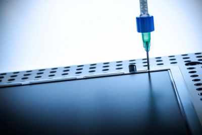 Optical Bonding: Verklebung eines Displays mit Scheugenpflug Dosiertechnik