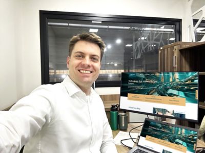 Eduardo Richter at his desk.
