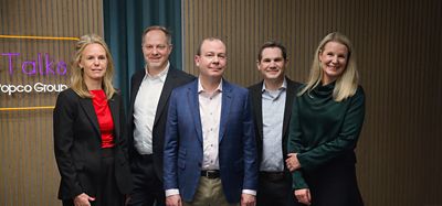 Programledaren och gästerna för Tech Talks avsnitt 5 poserar för ett gruppfoto inomhus. Gruppen består av tre män och två kvinnor, iklädda kontorskläder och leende.