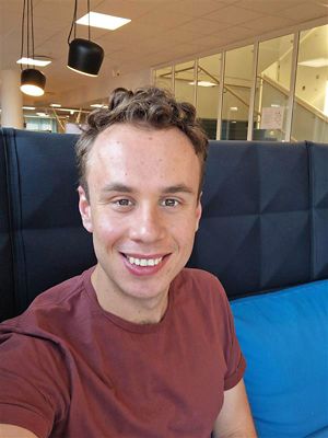 Fredrik Ekstedt Karpers på kontoret.