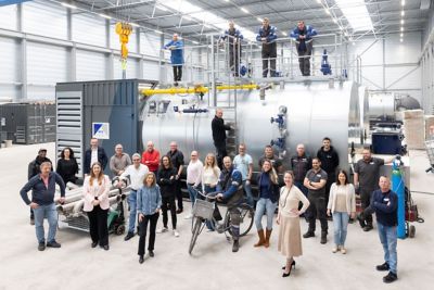 Groepsfoto van teamleden van Eco Steam and Heating Solutions voor een ketelinstallatie.