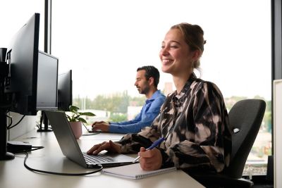 Ofiste kadın bir çalışan