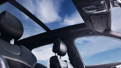 Panoramic glass sun roof in the car