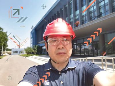 Lawrence Qiu wearing a hardhat.