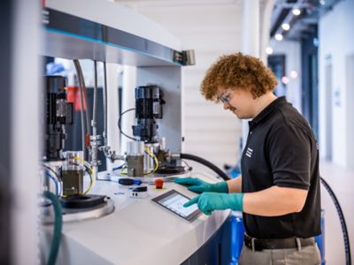 Ein junger Mann steht an einer Anlage