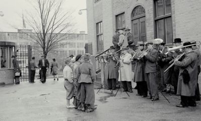  Svartvit bild med musikanter som håller utomhuskonsert i välgörenhetssyfte under tidig vår 1948.