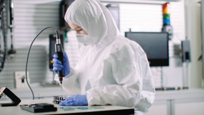 Operator assembling equipment used in the semiconductor assembly process for chip manufacturing