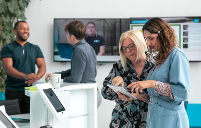 Pairs of colleagues in discussion in a common spaces