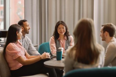 Kvinnlig anställd interagerar med teammedlemmar