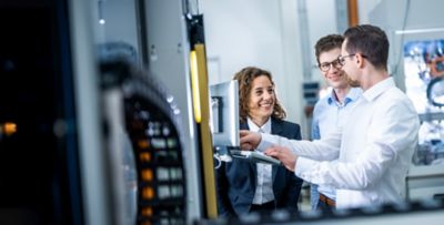 Scheugenpflug dispensing technology: Dispensing experts next to a dispensing cell