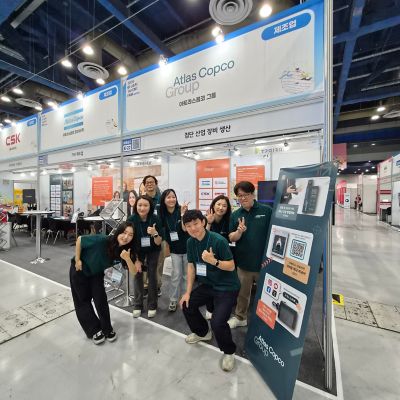 group photo during job fair in Korea