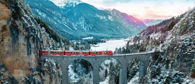 Viaggio in treno attraverso le Alpi svizzere