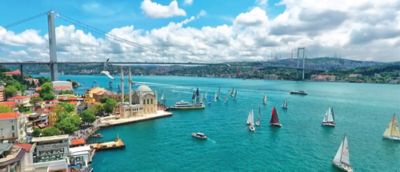 İstanbul'un Avrupa ve Asya yakalarını birbirine bağlayan Boğaz Köprüsü.