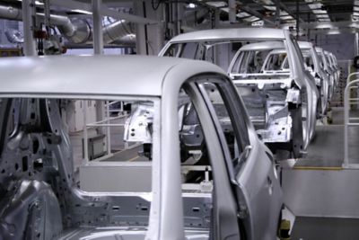 Scopri di più sulle nostre soluzioni innovative per l'erogazione di adesivo nell'assemblaggio di carrozzerie automobilistiche.