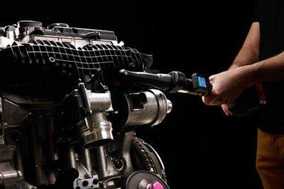 Bild zeigt Atas Copco Akku-Schraubwerkzeug aus dem Bereich Werkzeuglokalisierung bei einer Verschraubung.