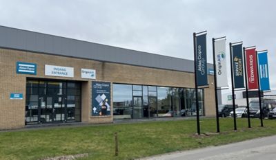 Willebroek inkom met vlaggen
