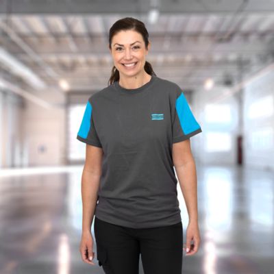 Woman wearing a gray Atlas Copco t-shirt